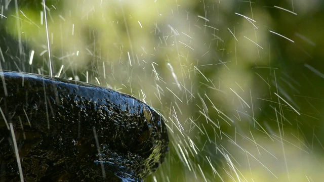 背光下，圣水洒在古老的岩石喷泉中视频素材