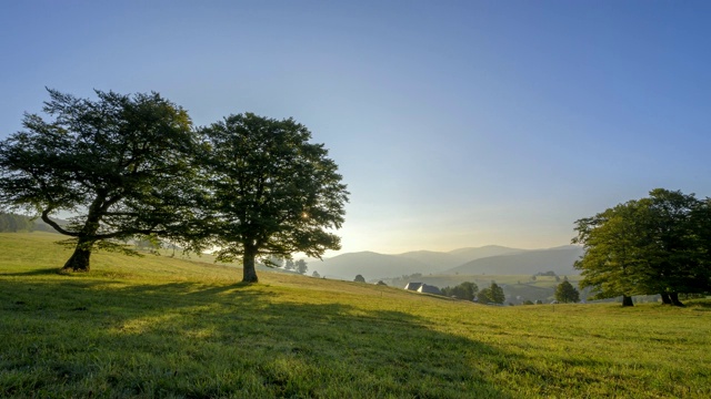 风景日出，Schauinsland山，弗莱堡im Breisgau，黑森林，Baden-Württemberg，德国视频素材