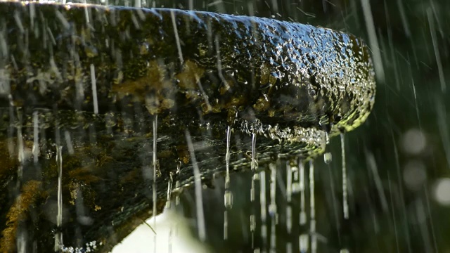 瀑布古代岩石喷水池中的水视频素材