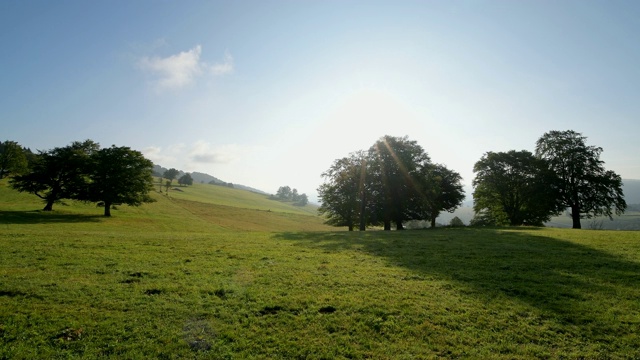 早晨的太阳在风景，Schauinsland山，弗莱堡im Breisgau，黑森林，Baden-Württemberg，德国视频素材