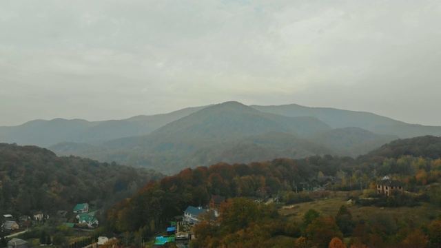 4 k .Aerial。在山中飞翔，像鸟在薄雾的晨山中穿越云雾视频素材