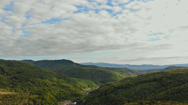 航空摄影机镜头。景观全景。飞过美丽的高山，美丽的森林。视频素材