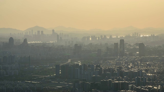 在阴天的首尔，江南区的城市建筑和道路上的交通视频素材