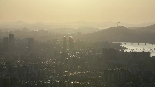 三城洞地区的城市建筑和北首尔塔(游客的著名塔)在阴天首尔视频素材