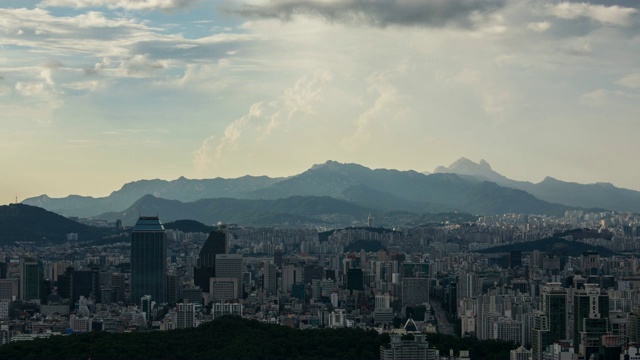 首尔江南区市区上方的布汗山视频素材