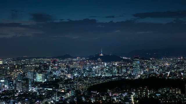 江南区的城市建筑夜景和北首尔塔(游客的著名塔)在首尔视频素材