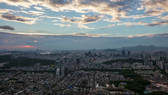 从白天到晚上欣赏首尔江南区的城市建筑和公寓视频素材