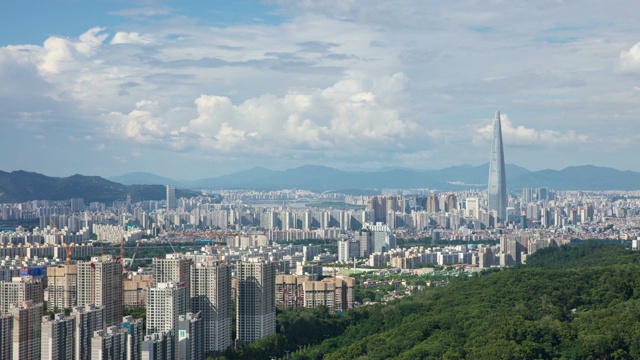 江南区的城市建筑和乐天世界大厦(韩国最高的塔)在首尔视频素材