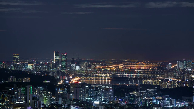 汉江大桥的夜景和首尔Yeouido(金融区)的城市建筑视频素材