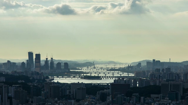 阴天的首尔，汉江上的桥梁和Yeouido(金融区)的城市建筑视频素材