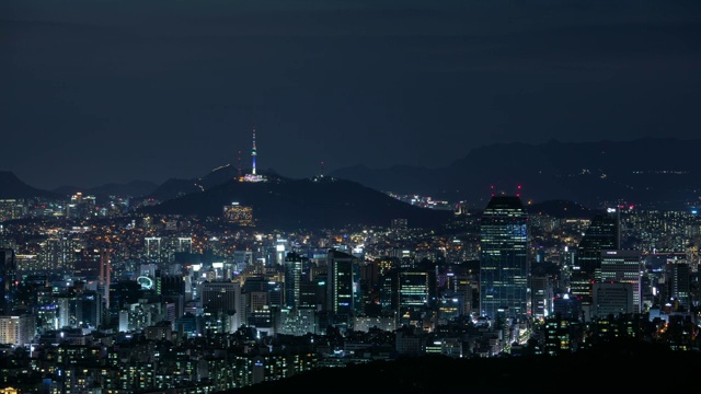 夜景Yeoksam-dong地区(江南区一部分)和北首尔塔(游客的著名塔)在首尔的城市建筑视频素材