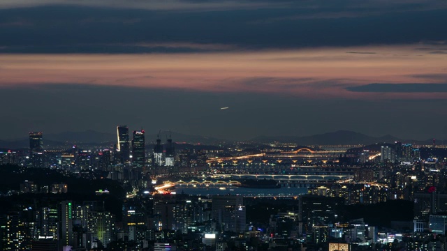 汉江上的大桥和首尔Yeouido(金融区)的城市建筑的日落景观视频素材