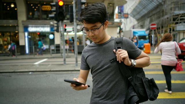 香港一名迷路男子在用智能手机查看地图方向视频素材