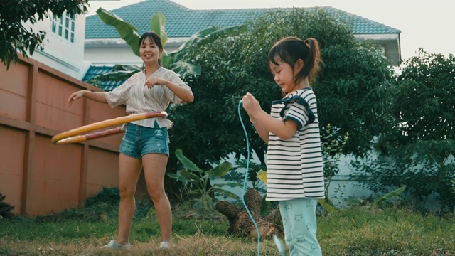 孩子生活中的一天:锻炼时间视频素材