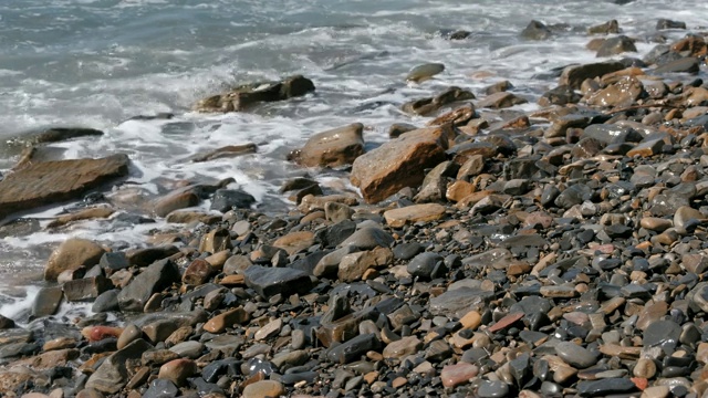 美丽的海浪在石滩上。视频素材