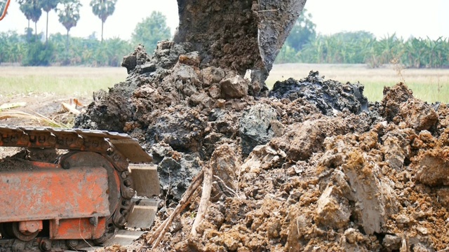 拖拉机在建筑工地工作视频素材