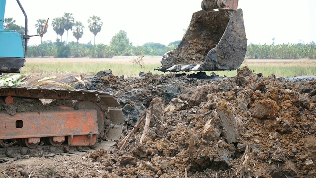 拖拉机在建筑工地工作视频素材