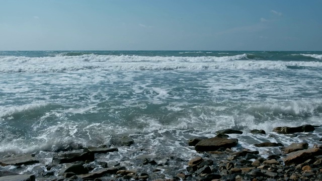 美丽的海浪在石滩上。视频素材