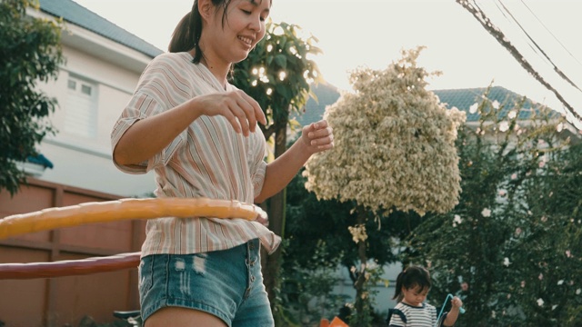 小女孩和妈妈一起玩呼啦圈视频素材