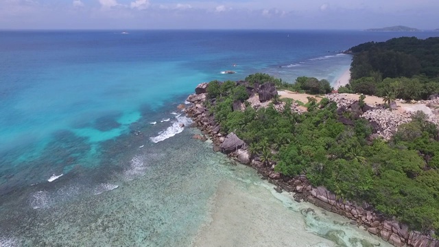 印度洋上一个阳光岛屿的风景如画的海岸。视频素材