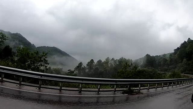 开车时从车窗外看雨后路边的山景。公路旅行度假视频素材