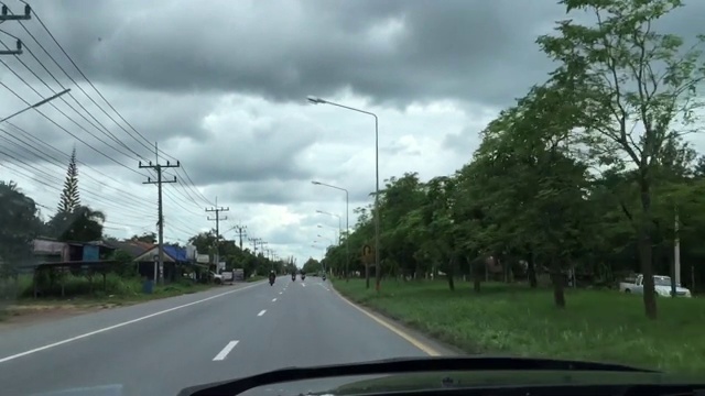 美丽的观点拍摄在长笔直的道路上驾驶汽车视频素材