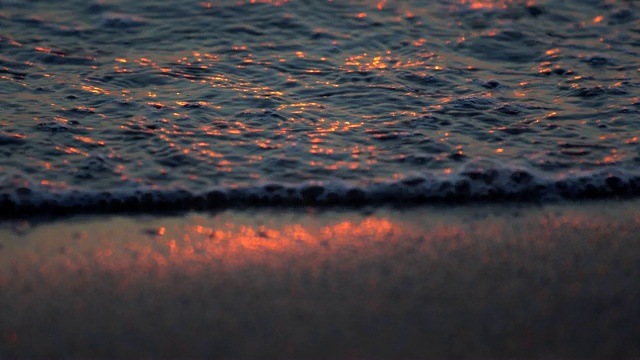 日落时海浪冲进沙滩视频素材