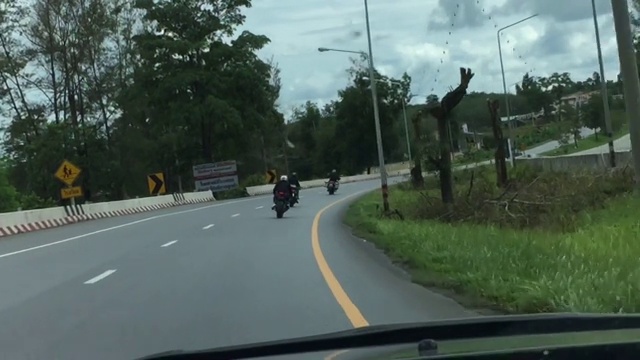 美丽的观点拍摄在长笔直的道路上驾驶汽车视频素材