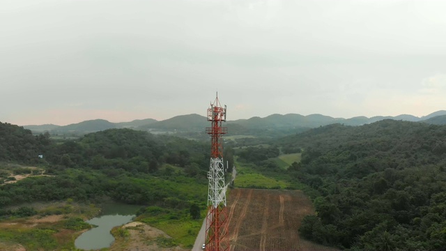 无人机拍摄的鸟瞰图风景通讯塔与自然农业农场在农村地方视频素材