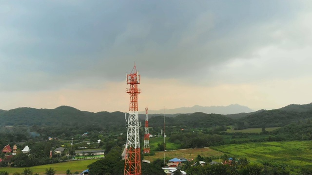 无人机拍摄的鸟瞰图风景通讯塔与自然农业农场在农村地方视频素材