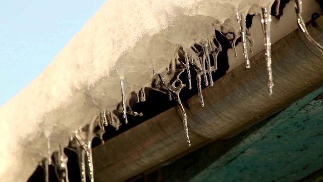 屋顶和融化的雪视频素材