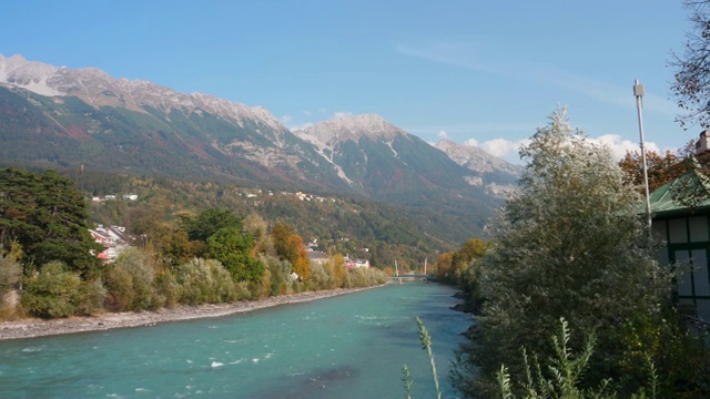 奥地利蒂洛尔，因斯布鲁克市的河流和山景。视频素材