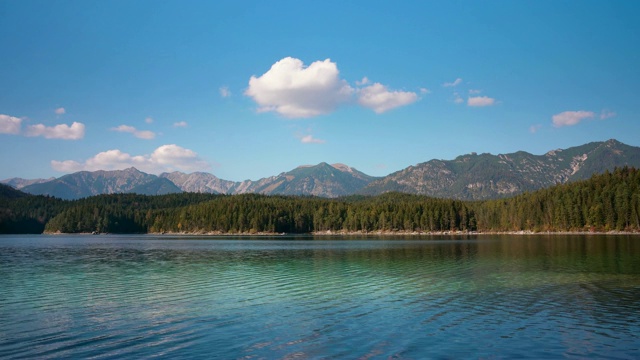 Eibsee湖是德国巴伐利亚州南部一个美丽的高山湖视频素材