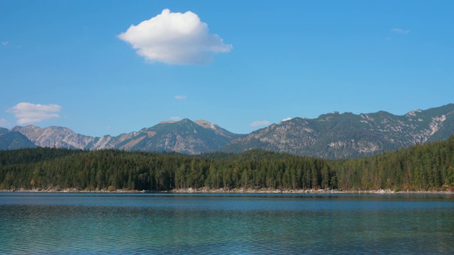 Eibsee湖是德国巴伐利亚州南部一个美丽的高山湖视频素材