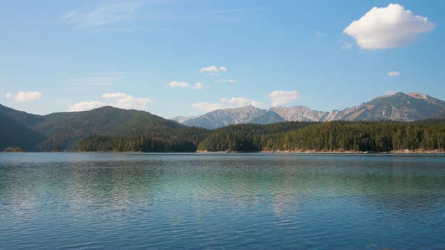 Eibsee湖是德国巴伐利亚州南部一个美丽的高山湖视频素材