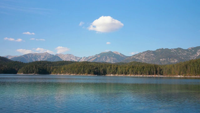 Eibsee湖是德国巴伐利亚州南部一个美丽的高山湖视频素材