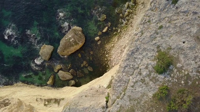 鸟瞰图悬崖旁边的大海视频素材