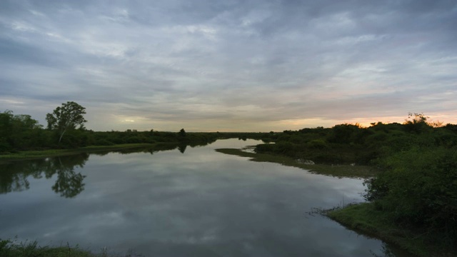 日出时光流逝湖泊倒影视频素材