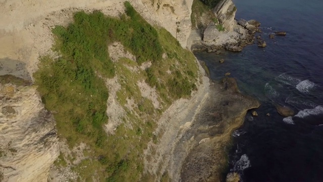 海边悬崖的鸟瞰图视频素材