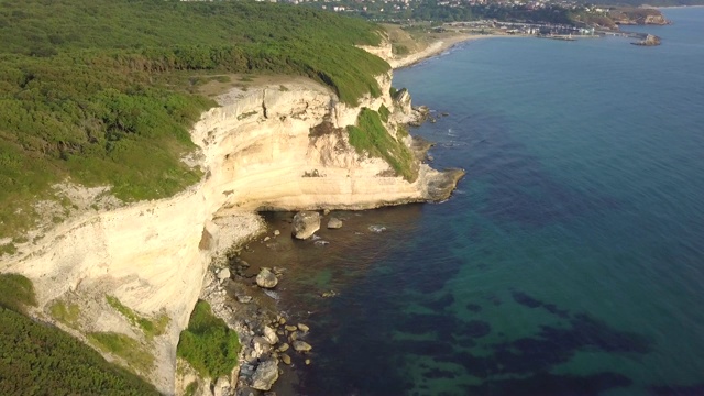 海边悬崖的鸟瞰图视频素材