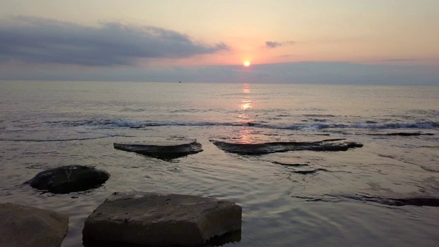 鸟瞰图，日出在沙石海滩视频素材