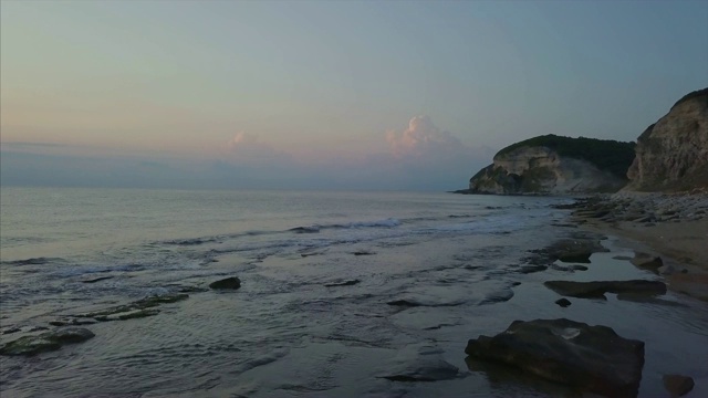 鸟瞰图，日出在沙石海滩视频素材