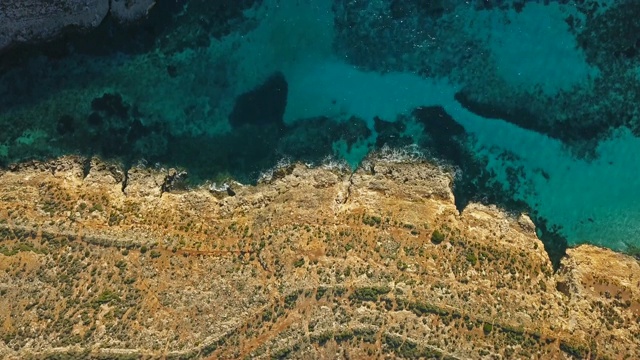 蓝色泻湖的空中风景视频素材