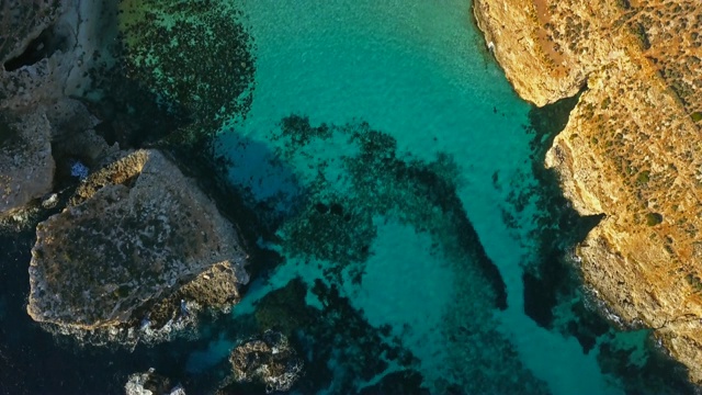 蓝色泻湖的空中风景视频素材