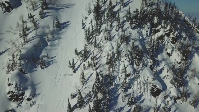 无人机拍摄雪山斜坡上的滑雪道。视频素材