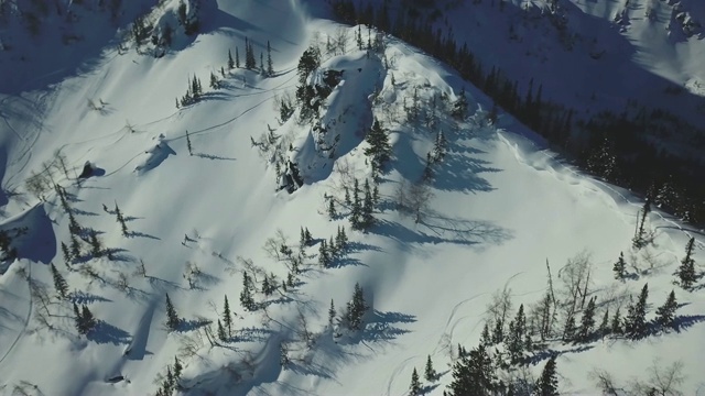 无人机拍摄雪山斜坡上的滑雪道。视频素材