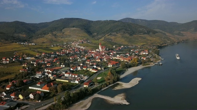 在德瓦肖镇和葡萄园的Weisenkirchen的空中全景图。瓦山谷,奥地利视频素材