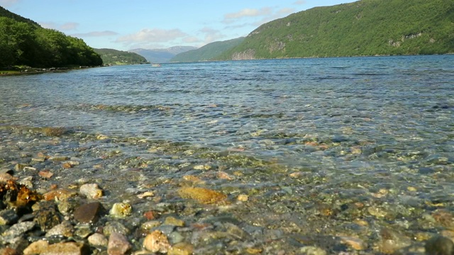 挪威峡湾天气宜人，海水湛蓝视频素材