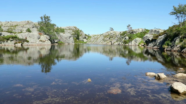 挪威吕瑟峡湾布道石悬崖小径上的湖视频素材