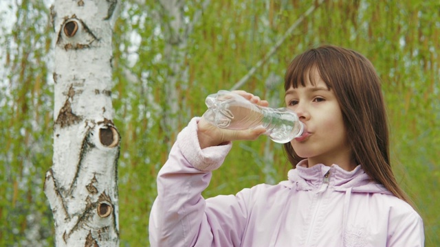 孩子喝水。视频素材